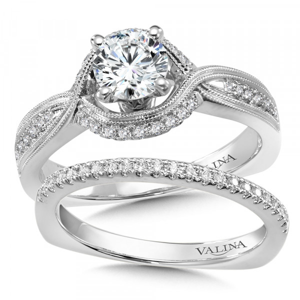 Side Stone Setting Diamond Engagement Ring